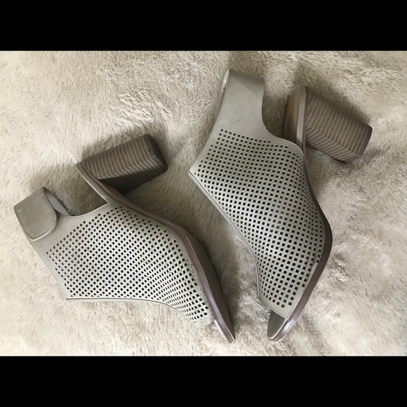 Tan/Nude Open toed Heels - Picture 2 of 6